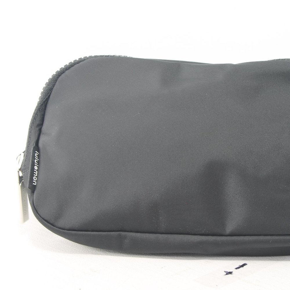 NWT Lululemon Everywhere Belt Bag Crossbody W/ Red Shopping Tote - Picture 4 of 16